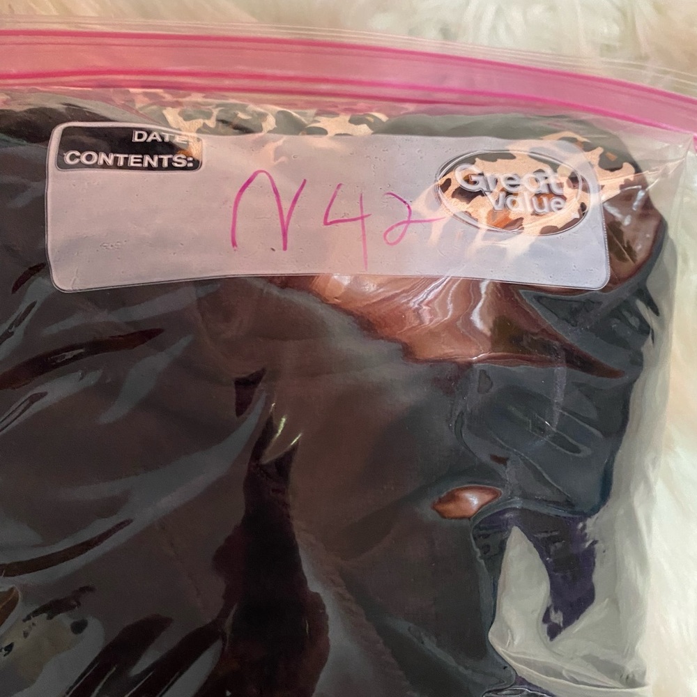 Cinema etoile black velvet robe size medium Nwt - Picture 5 of 10